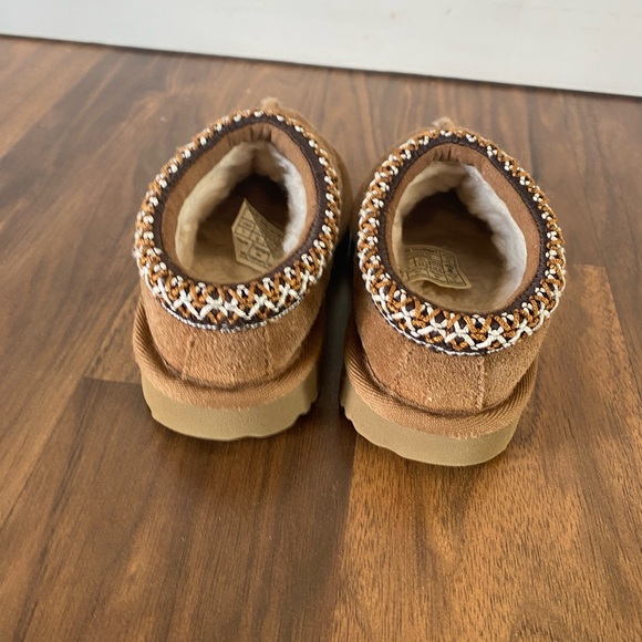 UGG Kids boots (size 7) - Picture 5 of 9